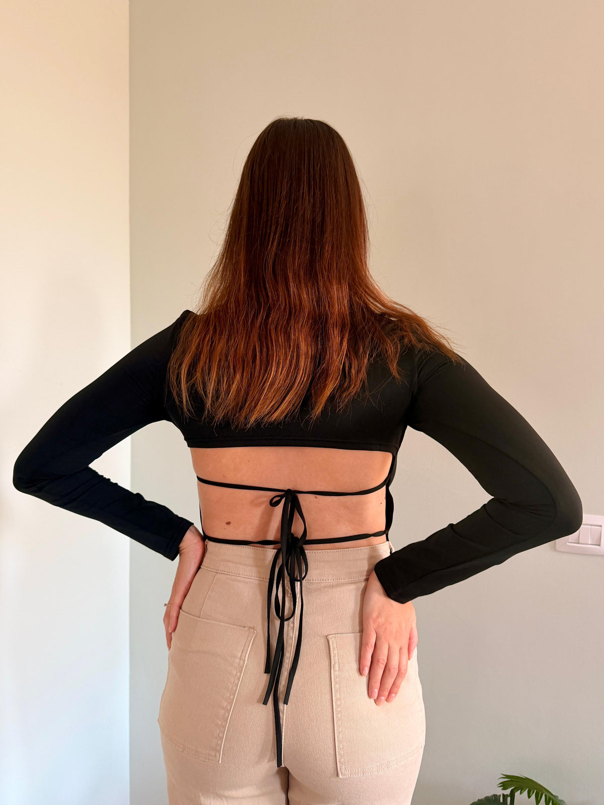 Maglia crop con lacci nera