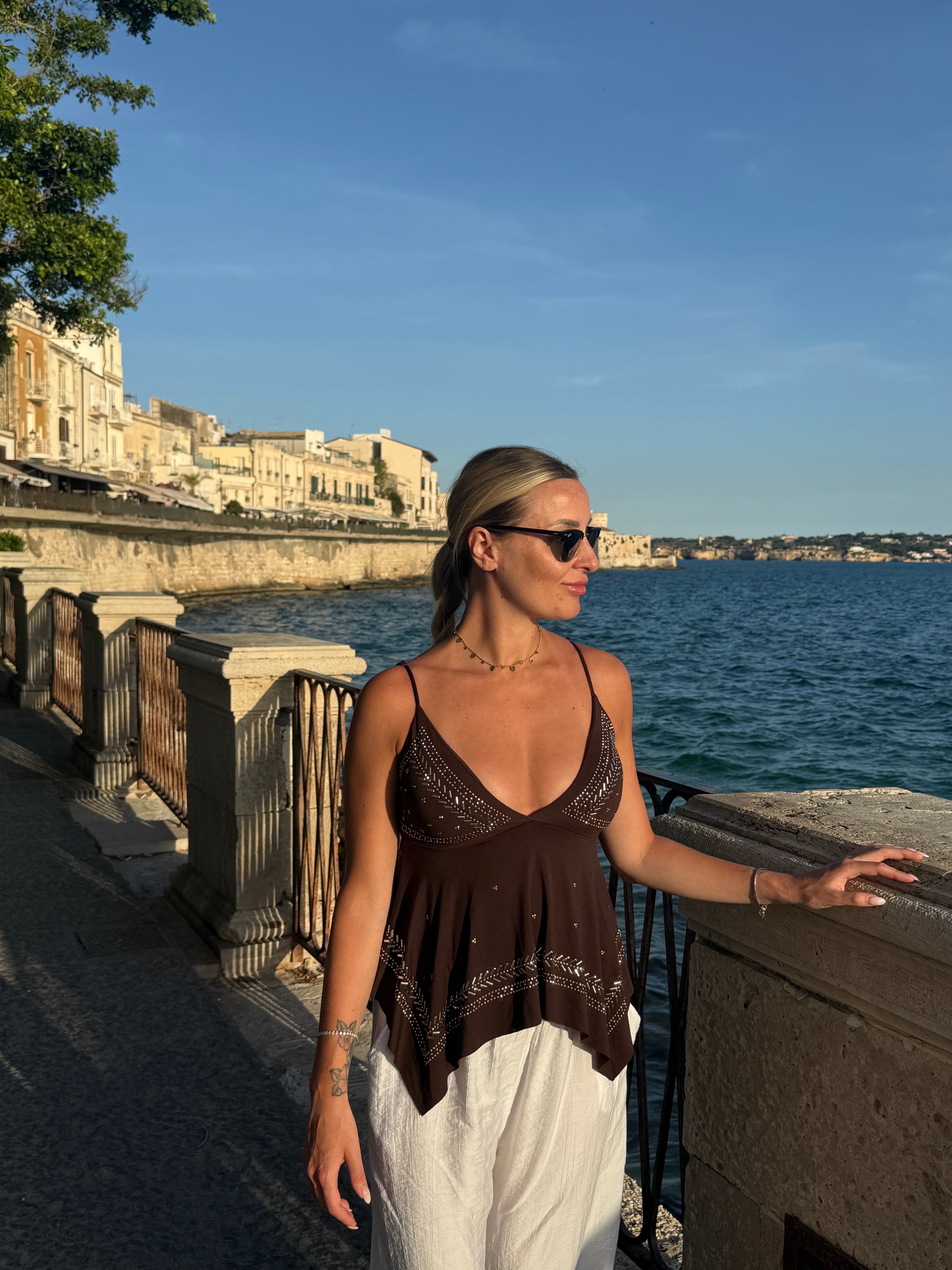 Top chocolate con dettagli in bronzo